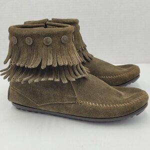 Minnetonka Women’s Double Fringe Side Zip Suede Boots – Green/Grey – Size 8